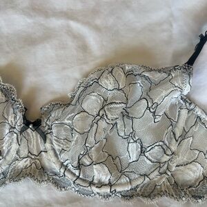 Victoria's Secret white lace black thread flower motif bra size 34D